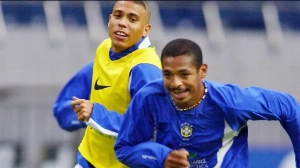 Notícias ao Minuto Brasil - Esporte - Vampeta diz que campeões de 2002 torcem contra o Brasil na Copa de 2026
