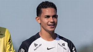 Notícias ao Minuto Brasil - Esporte - Jogador do Corinthians agride árbitro após expulsão em jogo do Brasileirão