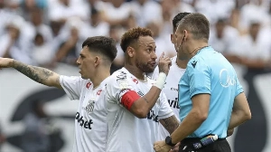 Notícias ao Minuto Brasil - Esporte - Neymar deixa jogo após erro da arbitragem e Santos é atropelado pelo Coxa