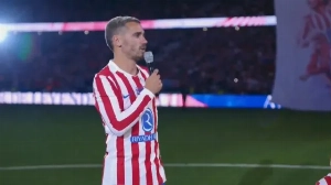 Notícias ao Minuto Brasil - Esporte - Griezmann se despede do Atlético e emociona Simeone em adeus; veja