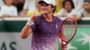 Notícias ao Minuto Brasil - Esporte - Fonseca vira sobre Prizmic após perder dois sets e avança à terceira rodada de Roland Garros
