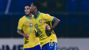 Notícias ao Minuto Brasil - Esporte - Conmebol suspende jogador da base do Palmeiras por protesto contra racismo