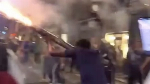 Notícias ao Minuto Brasil - Esporte - Fogo, destruição e muito mais. Cenário de terror na comemoração do PSG