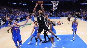 Notícias ao Minuto Brasil - Esporte - Spurs derrotam Oklahoma e garantem vaga na final da NBA