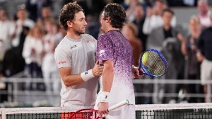 Notícias ao Minuto Brasil - Esporte - Fonseca faz história e chega às quartas masculinas de Roland Garros 22 anos após Guga