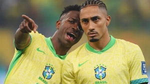 Notícias ao Minuto Brasil - Esporte - TV americana coloca Raphinha e Vini Jr. entre os 25 melhores da Copa