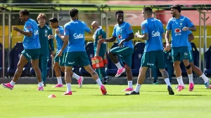 Notícias ao Minuto Brasil - Esporte - Ancelotti testa nova formação e esboça time com três zagueiros