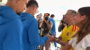 Notícias ao Minuto Brasil - Esporte - James vira centro de polêmica após ignorar filha de presidente da Colômbia