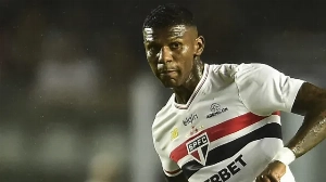 Notícias ao Minuto Brasil - Esporte - Santos e São Paulo não se entendem, e negociações por Arboleda emperram