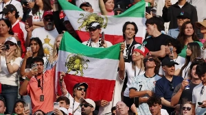 Notícias ao Minuto Brasil - Esporte - Torcedores do Irã exibem bandeira política 'proibida' pela Fifa nos EUA