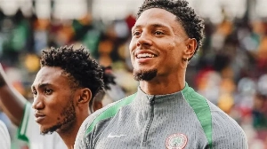 Notícias ao Minuto Brasil - Esporte - Com país fora da disputa, goleiro da Nigéria é eleito 'o mais bonito da Copa' por brasileiros
