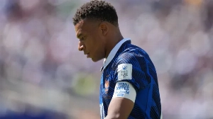 Notícias ao Minuto Brasil - Esporte - Depois de chuva e pausa, França de Mbappé não dá chances ao Iraque