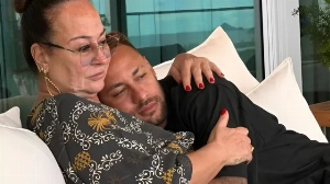 Notícias ao Minuto Brasil - Esporte - Mãe de Neymar manda recado antes da possível estreia do filho na Copa