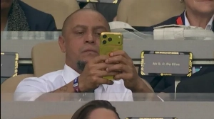 Notícias ao Minuto Brasil - Esporte - Roberto Carlos revela que perdeu 99% do que ganhou nos gramados: 'Deixaram minha conta zerada'