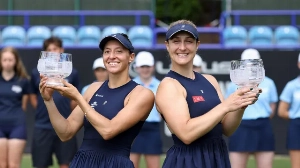 Notícias ao Minuto Brasil - Esporte - Luisa Stefani conquista título de duplas em Eastbourne e mira Wimbledon