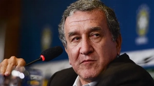 Notícias ao Minuto Brasil - Esporte - Parreira faz cirurgia, está na UTI e respira com ajuda de aparelhos