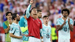 Notícias ao Minuto Brasil - Esporte - Cristiano Ronaldo chora ao homenagear Diogo Jota após vitória de Portugal