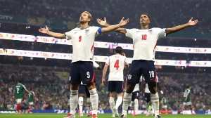 Notícias ao Minuto Brasil - Esporte - Inglaterra venceu o México por 3 a 2 no Estádio Azteca, eliminou os anfit