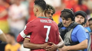 Notícias ao Minuto Brasil - Esporte - As imagens do abraço de Lamine Yamal a Cristiano Ronaldo no fim do jogo