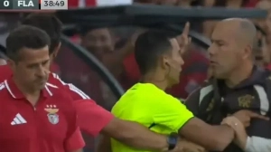 Notícias ao Minuto Brasil - Esporte - Entrada de Prestianni gera tensão e bate-boca em Benfica x Flamengo
