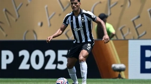 Notícias ao Minuto Brasil - Esporte - Na mira do Palmeiras, Danilo posta e marca data para retorno ao Botafogo