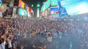 Notícias ao Minuto Brasil - Esporte - Torcedores da Argentina causam 'loucura' na Times Square noite adentro