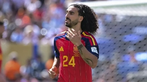 Notícias ao Minuto Brasil - Esporte - Jogador espanhol Marc Cucurella mantém cabelo longo para que filho autista o reconheça em campo