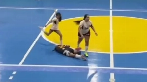 Notícias ao Minuto Brasil - Esporte - Jogadora é suspensa por 5 anos após chutar cabeça de adversária no futsal
