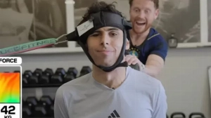 Notícias ao Minuto Brasil - Esporte - Piloto da F1, brasileiro Gabriel Bortoletto viraliza com treino de pescoço