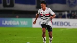 Notícias ao Minuto Brasil - Esporte - Lateral do São Paulo é detido sob suspeita de atropelar e matar idoso de 84 anos em SP