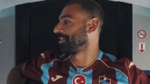 Notícias ao Minuto Brasil - Esporte - Salah chega à Turquia e veste camisa do Trabzonspor antes de exames