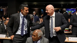 Notícias ao Minuto Brasil - Esporte - Figo detona Infantino e pede saída imediata: “Tem que sair. Já”