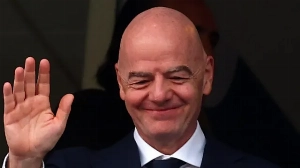 Notícias ao Minuto Brasil - Esporte - FIFA admite erros, mas reafirma apoio a Infantino após reunião