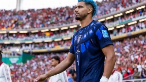 Notícias ao Minuto Brasil - Esporte - Bomba inesperada na Inglaterra: Ronald Araújo a caminho do Liverpool