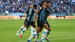 Notícias ao Minuto Brasil - Esporte - Grêmio vira sobre o São Paulo para deixar o Z4 do Brasileirão
