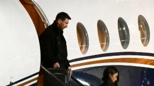 Notícias ao Minuto Brasil - Esporte - Luto! As imagens da chegada de Lionel Messi para o funeral do pai
