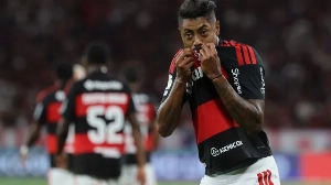Notícias ao Minuto Brasil - Esporte - Flamengo bate Vitória no Maracanã e volta a pressionar líder Palmeiras