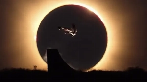 Notícias ao Minuto Brasil - Esporte - Skatista olímpico viraliza com manobra durante eclipse solar; assista