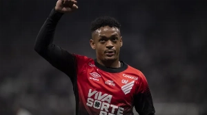 Notícias ao Minuto Brasil - Esporte - Jogador do Athletico pega 13 anos de prisão por estupro