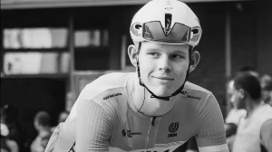 Notícias ao Minuto Brasil - Esporte - Ciclista britânico Finlay Tarling morre em acidente na Volta a Portugal
