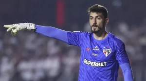 Notícias ao Minuto Brasil - Esporte - São Paulo tem confiança em Rafael após falha e não cogita mudança no gol