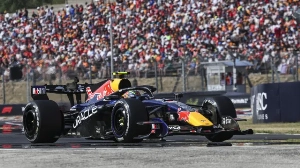 Notícias ao Minuto Brasil - Esporte - Lesão tira Isack Hadjar do GP da Holanda e faz Lawson voltar à Red Bull