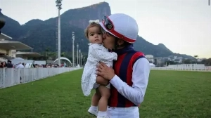 Notícias ao Minuto Brasil - Esporte - Jóquei morre dias após queda em páreo do Jockey Club, no Rio