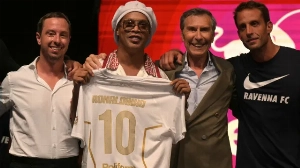 Notícias ao Minuto Brasil - Esporte - Ronaldinho Gaúcho é apresentado em clube da terceira divisão italiana