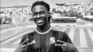 Notícias ao Minuto Brasil - Esporte - Tragédia no futebol: jogador do Real SC morre em pleno jogo