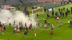 Notícias ao Minuto Brasil - Esporte - Torcedores invadem campo e protagonizam briga generalizada na Colômbia