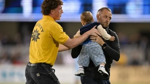 Notícias ao Minuto Brasil - Esporte - Partida de futebol é interrompida após bebê 'invadir' o campo; vídeo