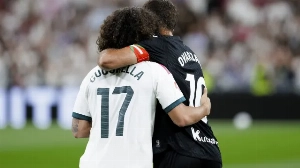 Notícias ao Minuto Brasil - Esporte - Cucurella transforma homenagem em gesto emocionante com Oyarzabal; veja