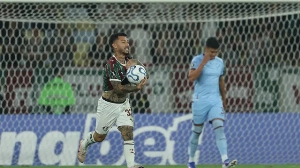 Notícias ao Minuto Brasil - Esporte - Lucho Acosta sai do banco, decide e Fluminense vence Vasco pelo Brasileirão