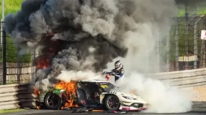 Notícias ao Minuto Brasil - Esporte - Piloto resgata colega de carro em chamas após acidente em prova no China GT